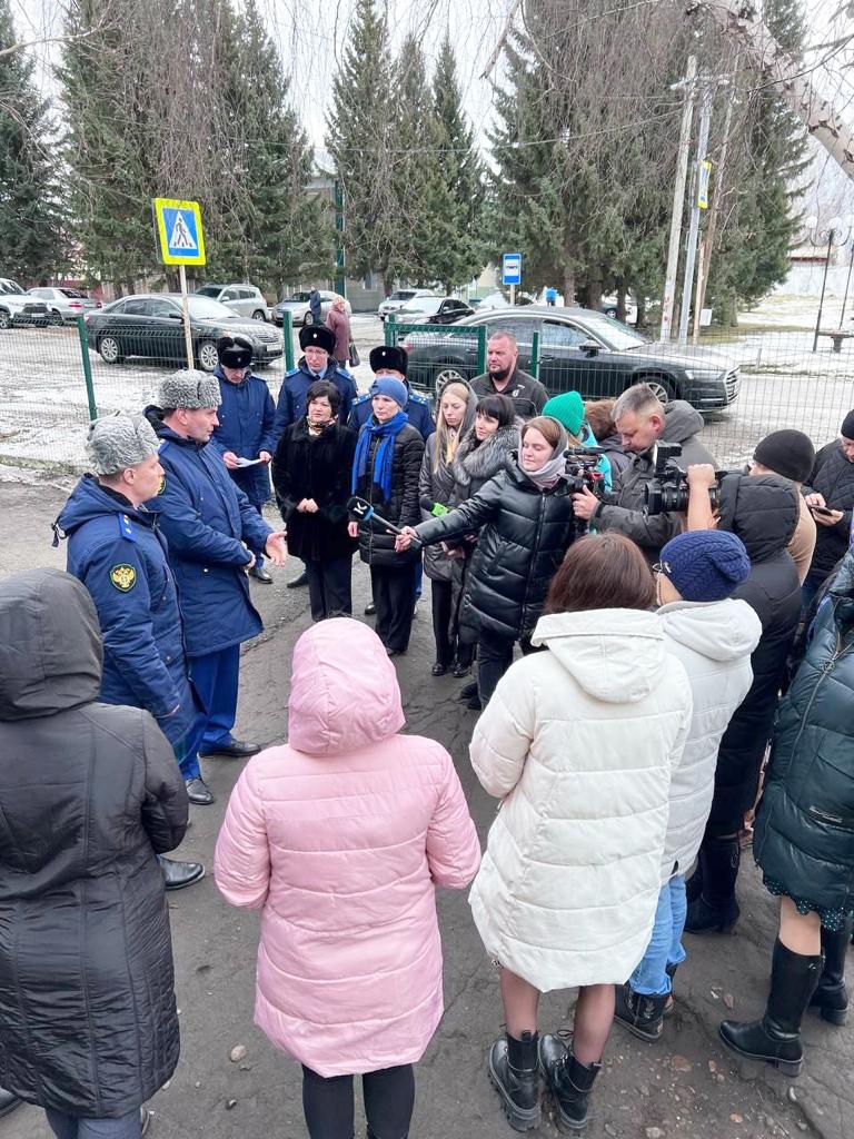 Заместитель Генерального прокурора России Дмитрий Демешин в ходе рабочей поездки в Алтайский край лично проинспектировал восстановление объектов образования региона, подвергшихся повреждению вследствие непогоды.