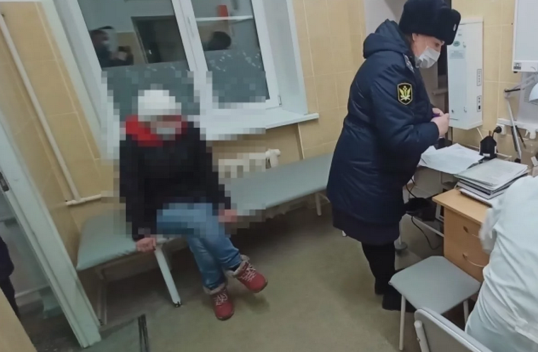 Судебные приставы доставили  опасную пациентку в медицинское учреждение на лечение.