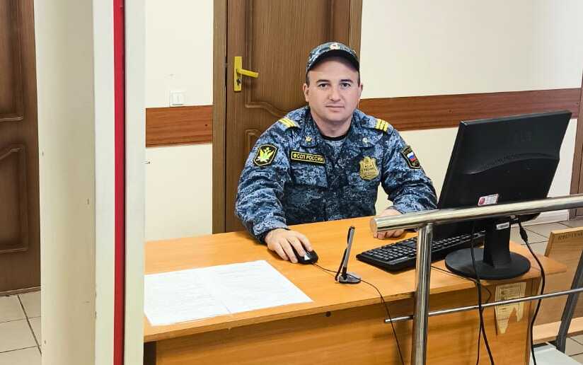 Судебный пристав оказал девушке неотложную помощь     .