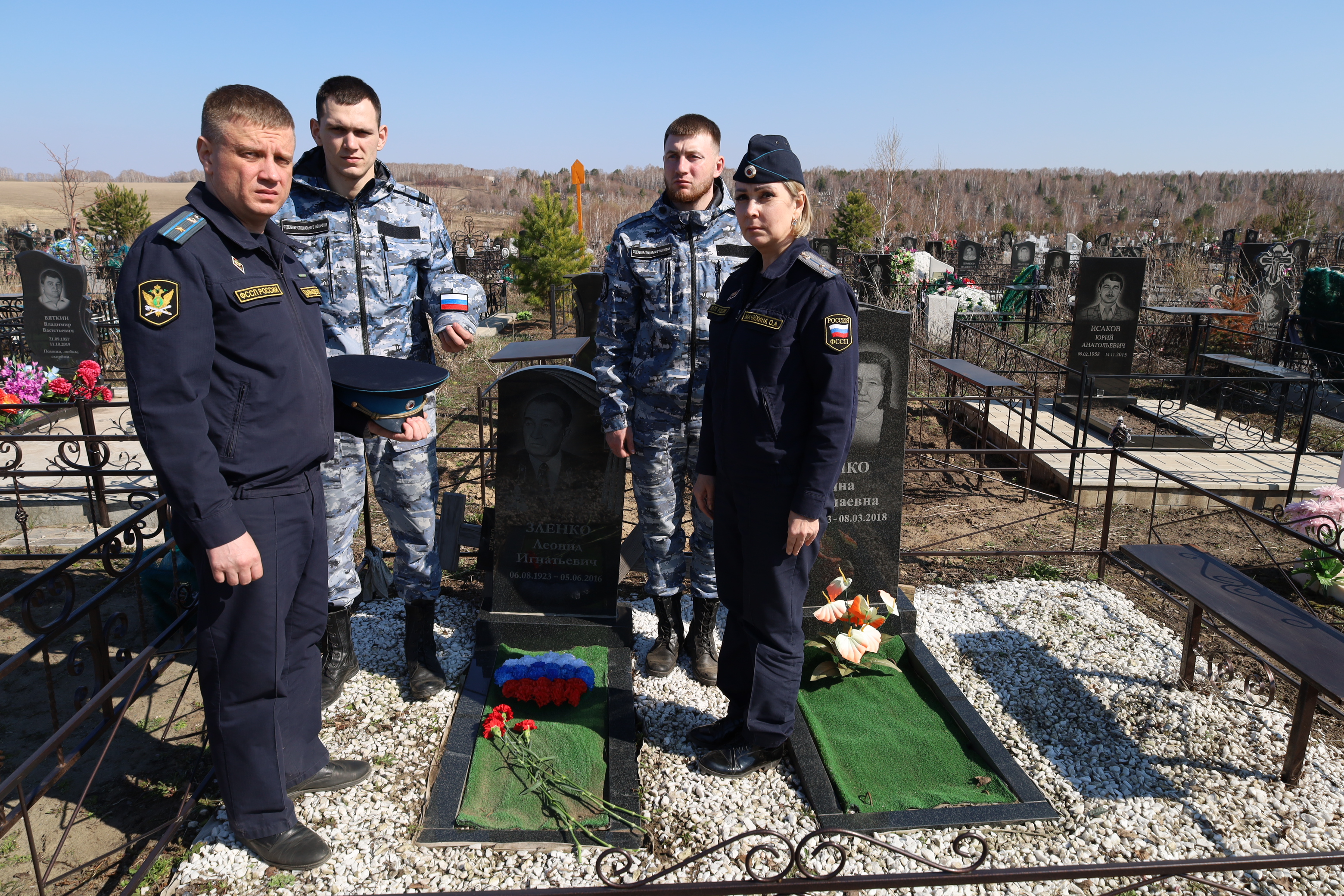 В преддверии Дня Победы судебные приставы навели порядок на могиле ветерана войны.