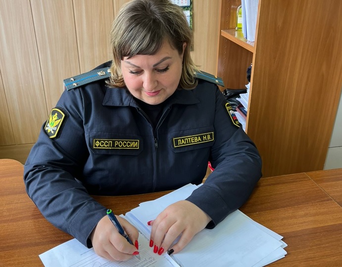 В г. Бийске 199 работников предприятия по производству фанеры получили зарплату благодаря судебному приставу. В г. Бийске 199 работников предприятия по производству фанеры получили зарплату благодаря судебному приставу.
