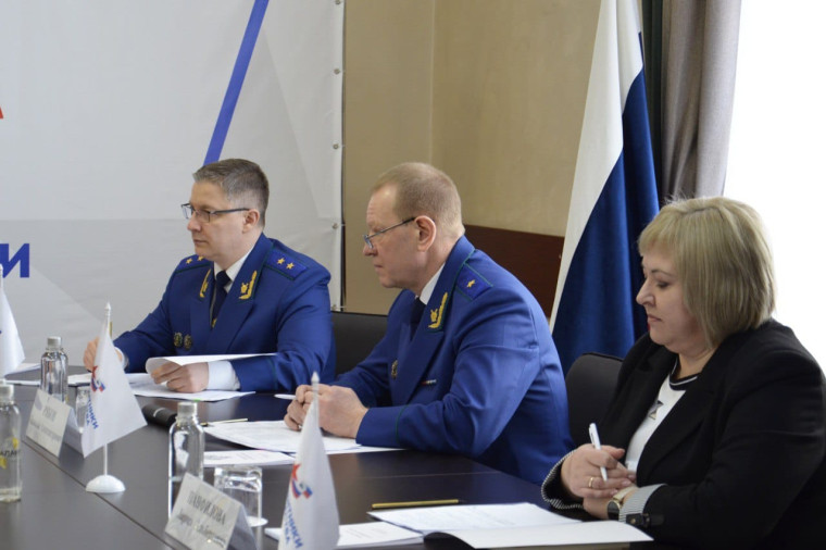 Начальник управления Генеральной прокуратуры Российской Федерации по Сибирскому федеральному округу Николай Рябов в ходе рабочей поездки в г. Барнаул провел личный прием участников специальной военной операции и членов их семей. Начальник управления Генеральной прокуратуры Российской Федерации по Сибирскому федеральному округу Николай Рябов в ходе рабочей поездки в г. Барнаул провел личный прием участников специальной военной операции и членов их семей.