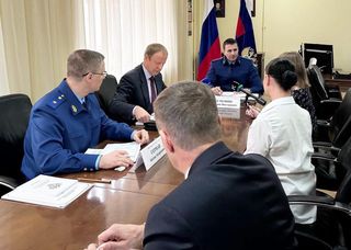 Заместитель Генерального прокурора России Дмитрий Демешин совместно с Губернатором края Виктором Томенко провели личный прием граждан в г.Барнауле. Заместитель Генерального прокурора России Дмитрий Демешин совместно с Губернатором края Виктором Томенко провели личный прием граждан в г.Барнауле.