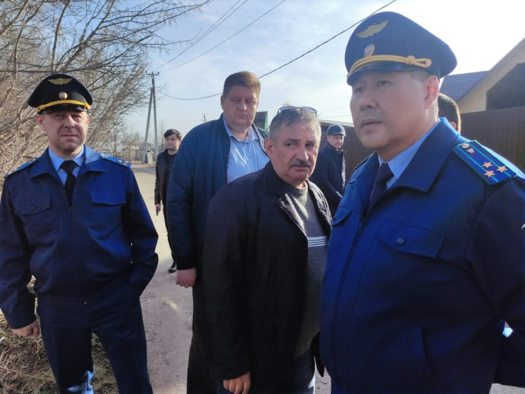 Первый заместитель прокурора Алтайского края Вячеслав Шипиев оценил паводковую ситуацию в пойме реки Барнаулки. Первый заместитель прокурора Алтайского края Вячеслав Шипиев оценил паводковую ситуацию в пойме реки Барнаулки.
